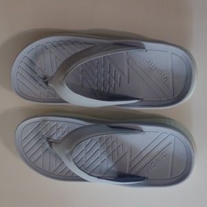 Men's sz 12.5 Women's size 14 Vionic Recovery sandals